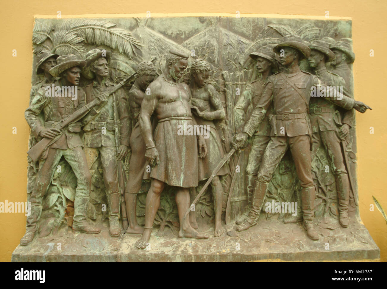Coloniale portoghese scultura raffigurante il colonialisation militare del Mozambico. Maputo, Mozambico, Africa Foto Stock