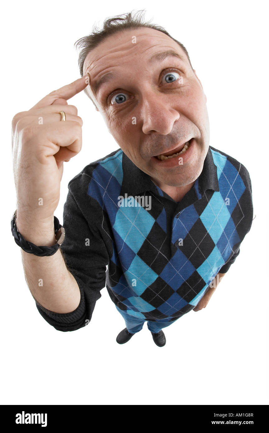 Un uomo mostra la sua antipatia. Foto realizzate con un obiettivo fisheye-lente. Foto Stock