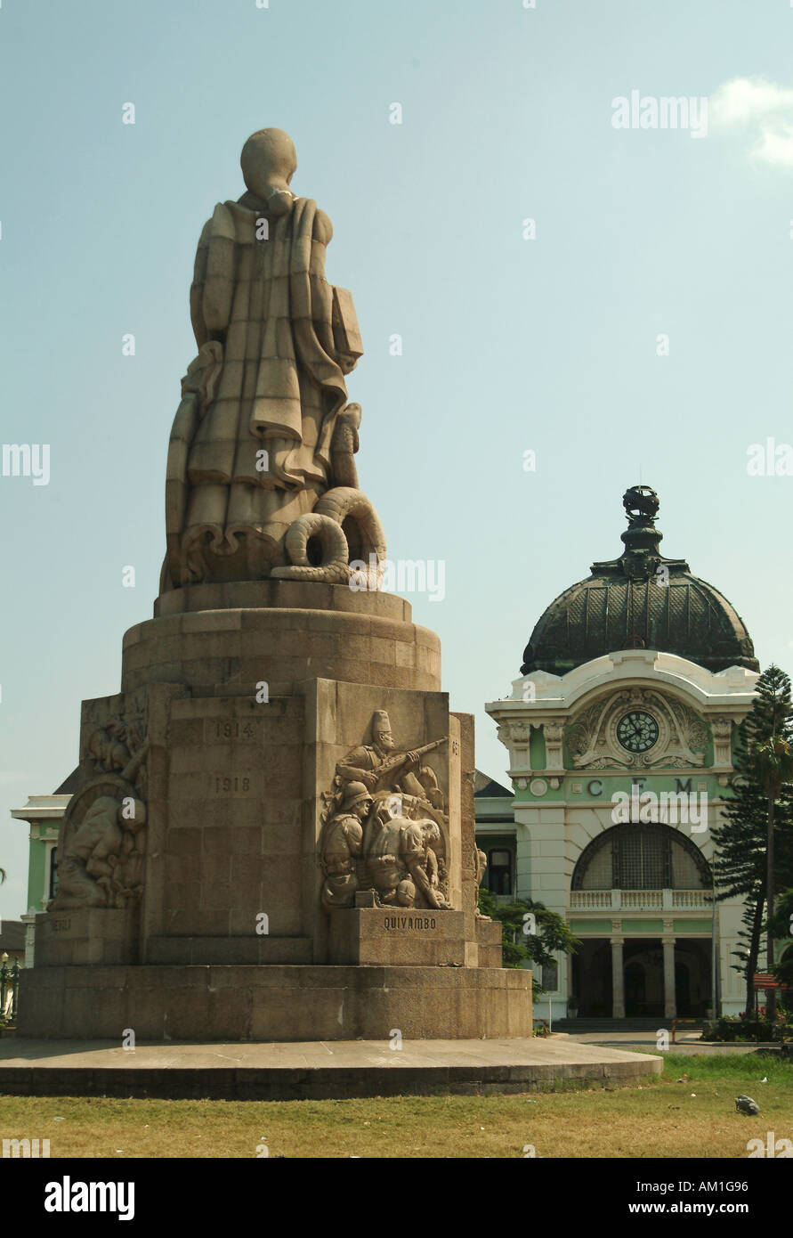 Maputo città stazione ferroviaria costruita nel 1910 e la prima guerra mondiale memoriale di guerra in primo piano. Maputo, Mozambico, Africa Foto Stock