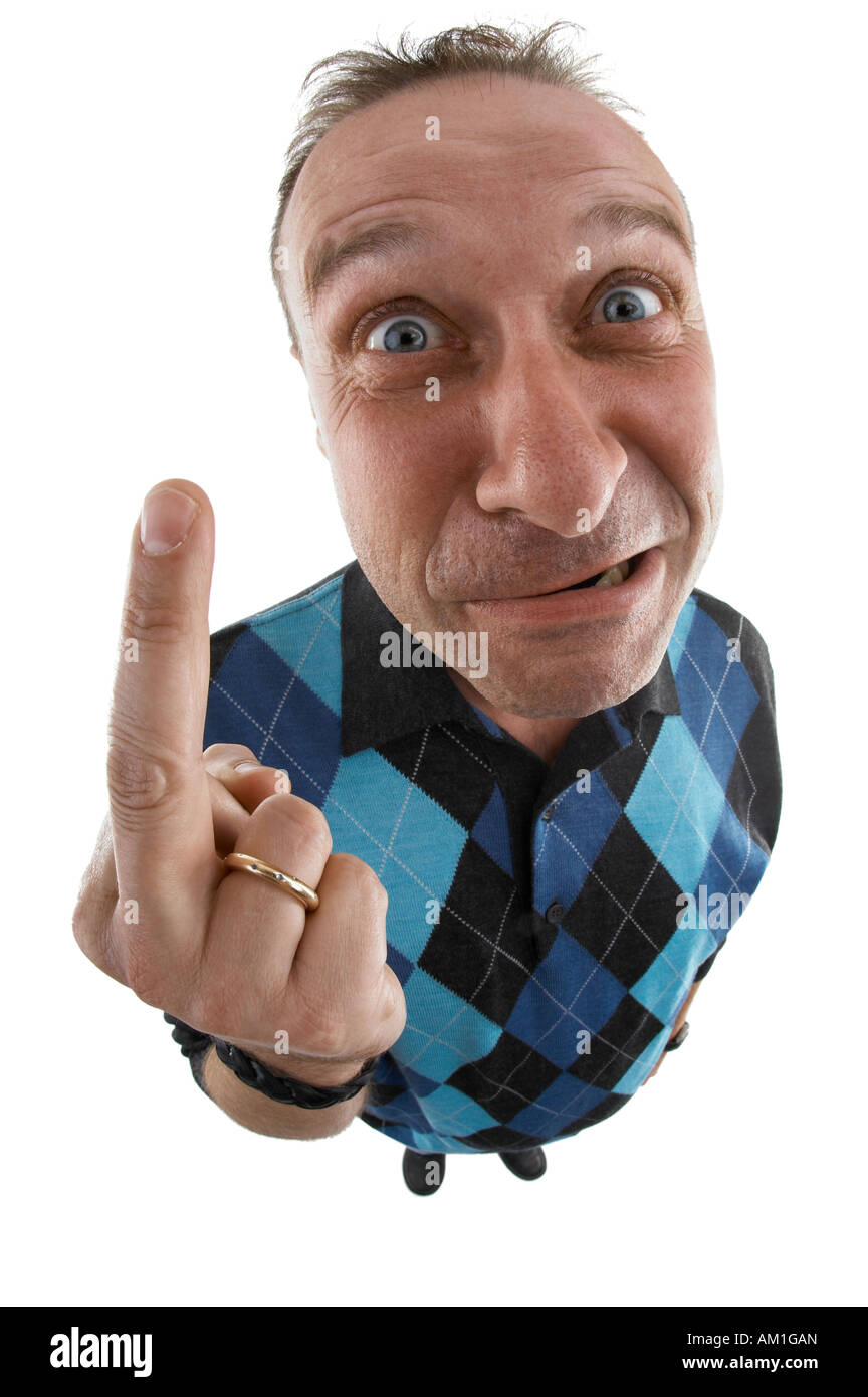 Un uomo mostra il dito a qualcuno. Foto realizzate con un obiettivo fisheye-lente. Foto Stock