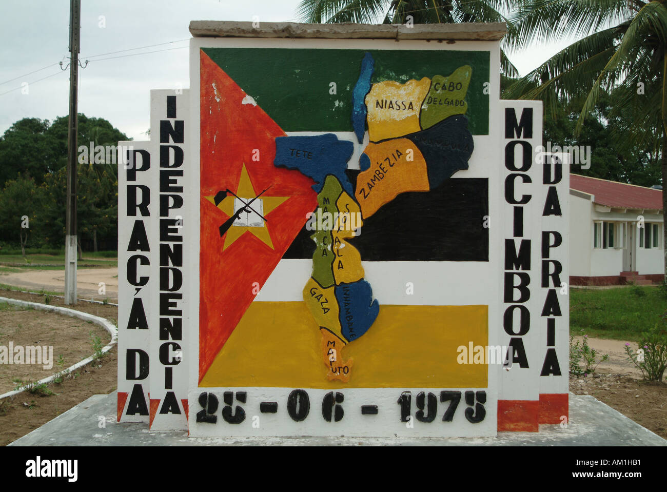 Mocimboa da Praia monumento commemorativo del Mozambico, indipendenza dai Portoghesi nel 1975. Cabo Delgado, Mozambico, Africa Foto Stock