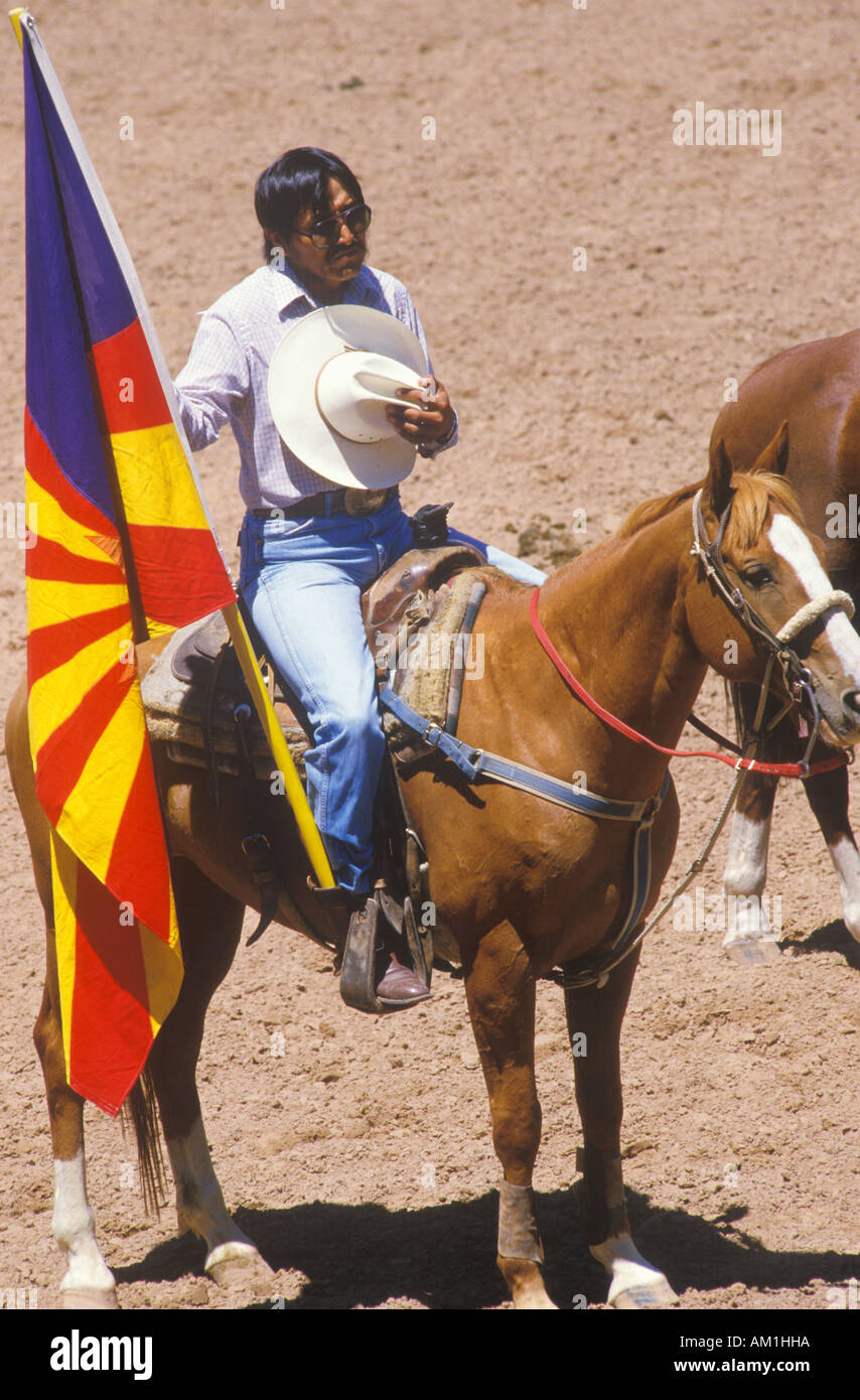 Nativi americani a cavallo a cerimonie di apertura a Inter Tribal Indian rodeo Foto Stock