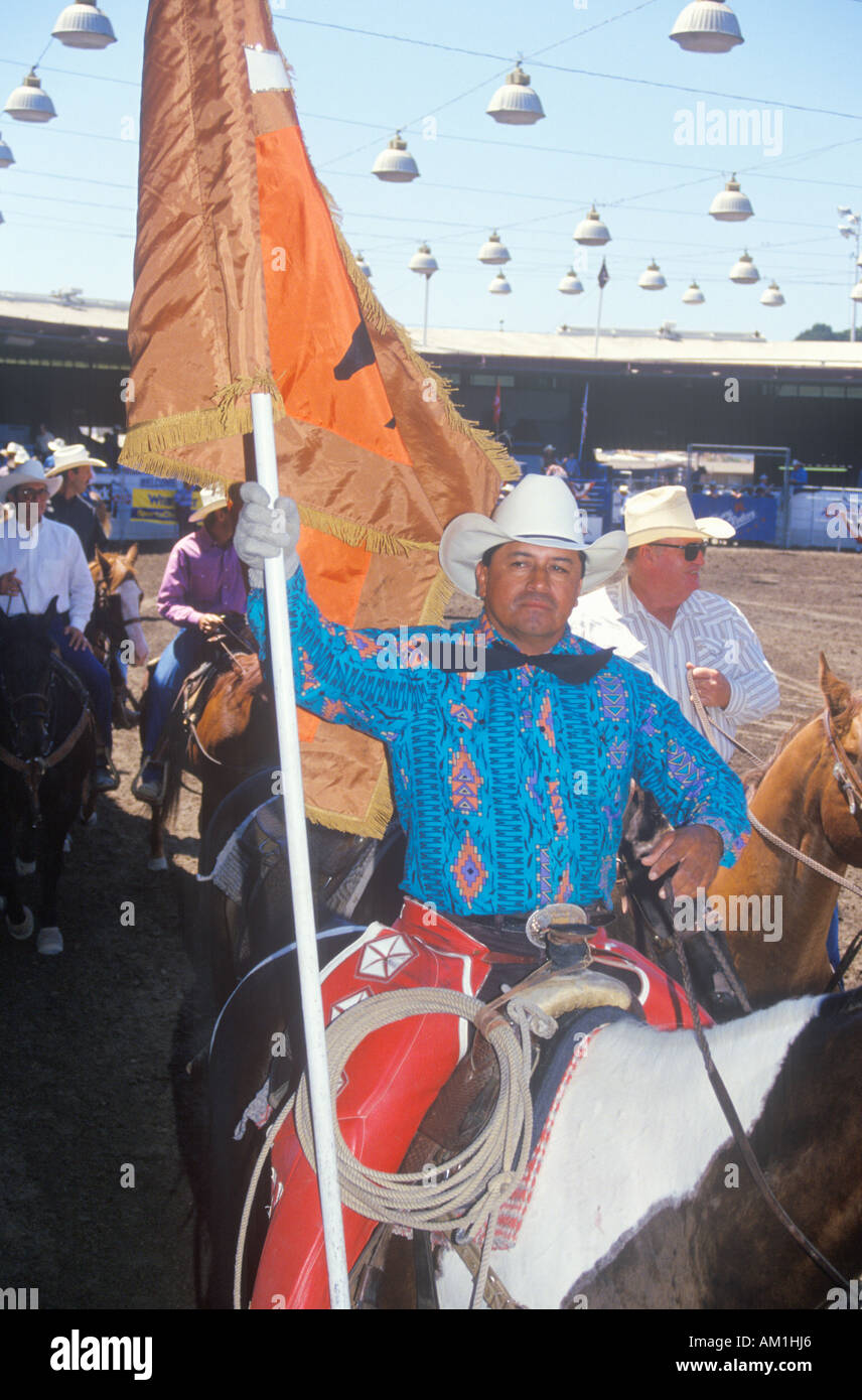 Chiusura del cavaliere a cavallo con bandiera cerimonie di apertura di Santa Barbara vecchi giorni spagnolo Fiesta Rodeo Stock Horse Show Earl Foto Stock