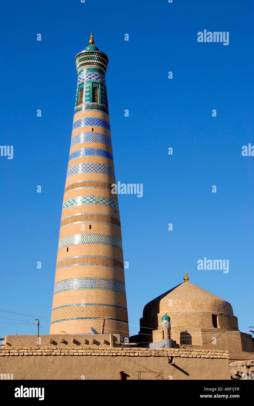 Minareto alto Islom-Xo dell'ja Madrasah nella città vecchia Khiva Uzbekistan Foto Stock