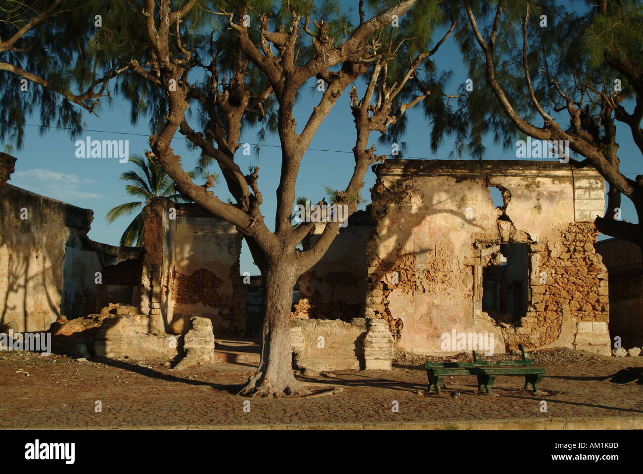 Sbriciolare architettura portoghese su Ilha de Mocambique, Mozambico, Sud Africa. Foto Stock