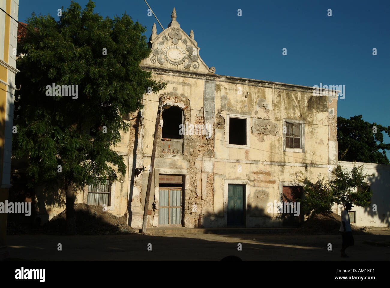 Sbriciolare architettura portoghese su Ilha de Mocambique, Mozambico, Sud Africa. Foto Stock