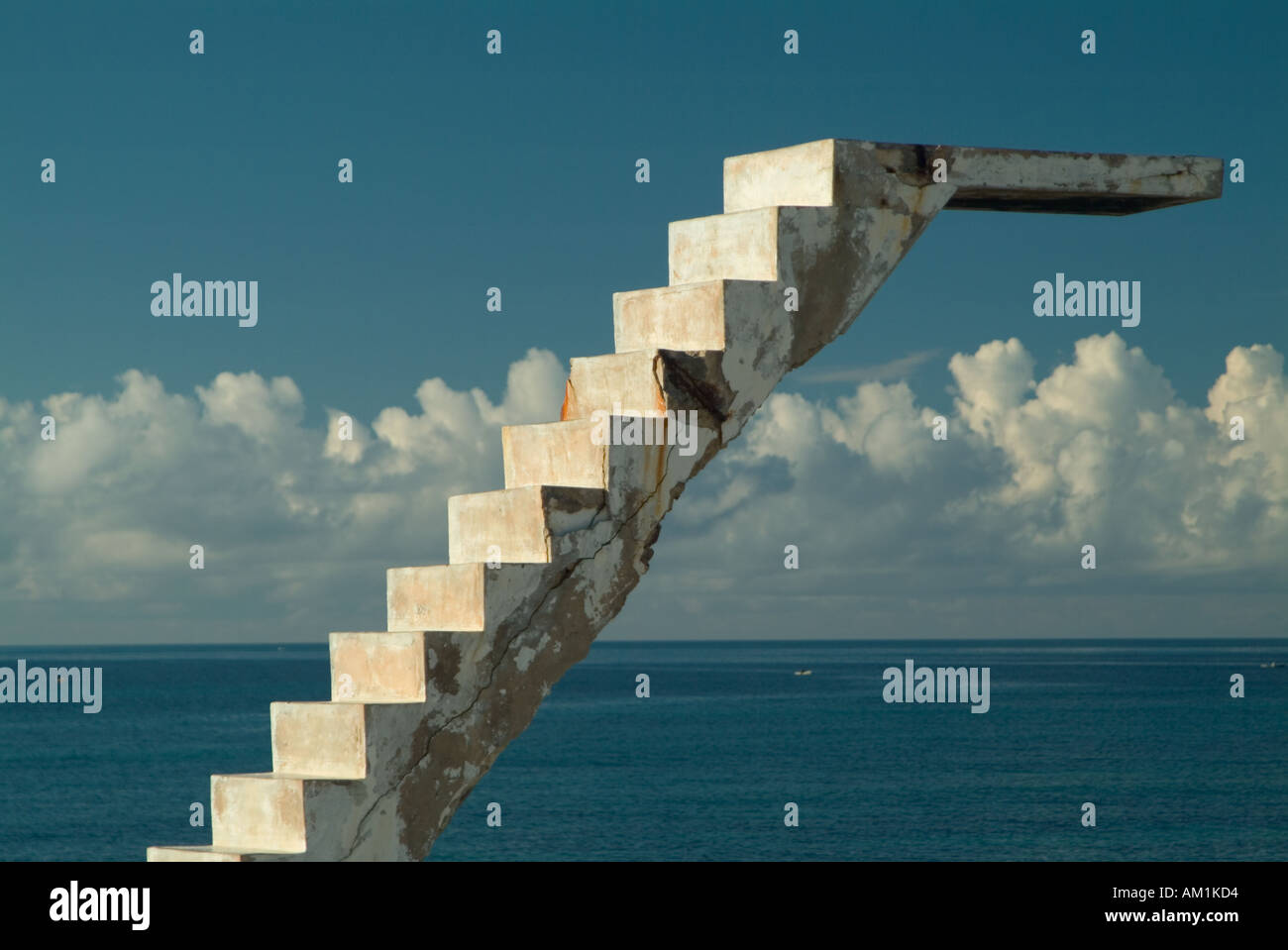 Abbandonato un trampolino per una piscina sulla Ilha de Mozambico. Mozambico, Sud Africa. Foto Stock