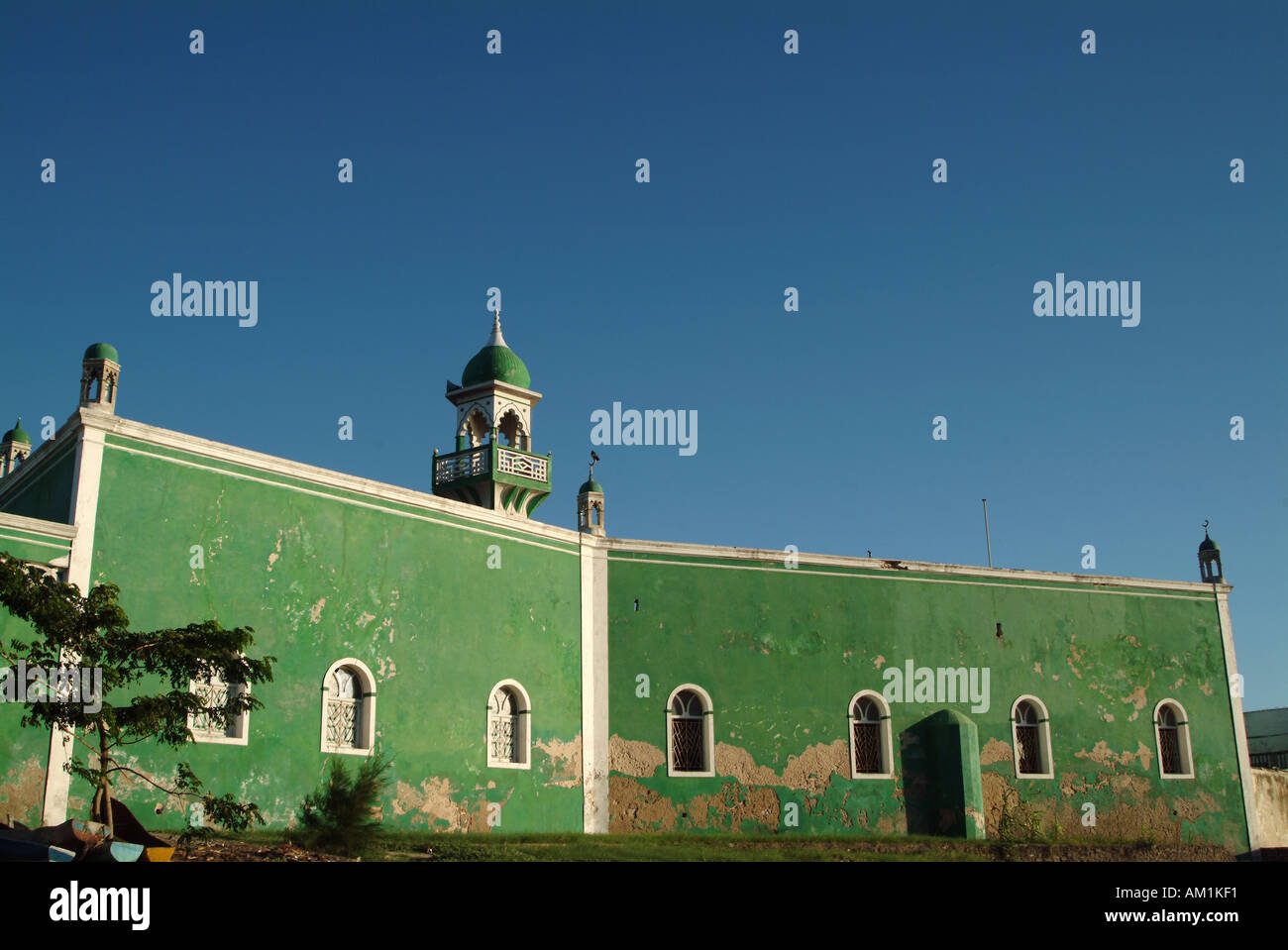 L'elegante e colorata verde moschea, il quale è affacciato sull'isola di mercato. Ilha de Mozambico. Mozambico, Africa. Foto Stock