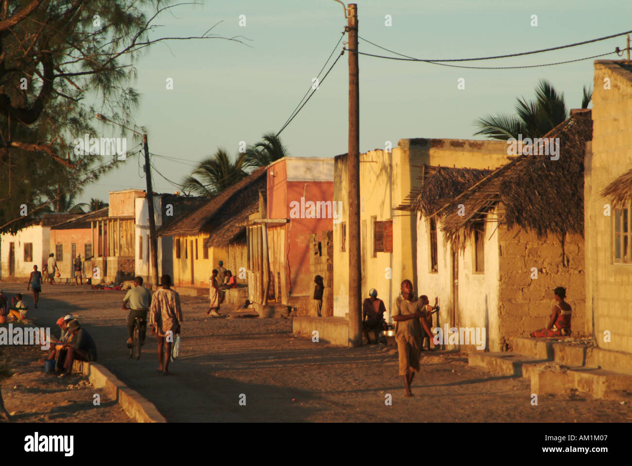 Una scena di strada di Makuti town all'estremità sud di Ilha de Mozambico. Mozambico, Sud Africa. Foto Stock