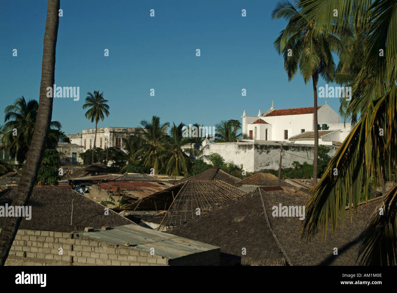 Tetti di Makuti città sull'isola di Ilha de Mozambico Mozambico, Sud Africa. Foto Stock