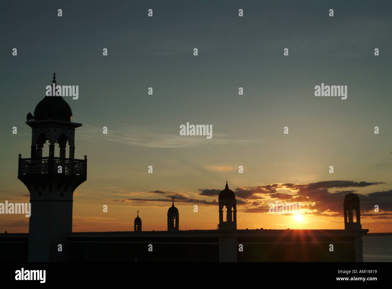 Una silhouette di minareti al tramonto della moschea verde sulla Ilha de Mozambico. L'Africa. Foto Stock