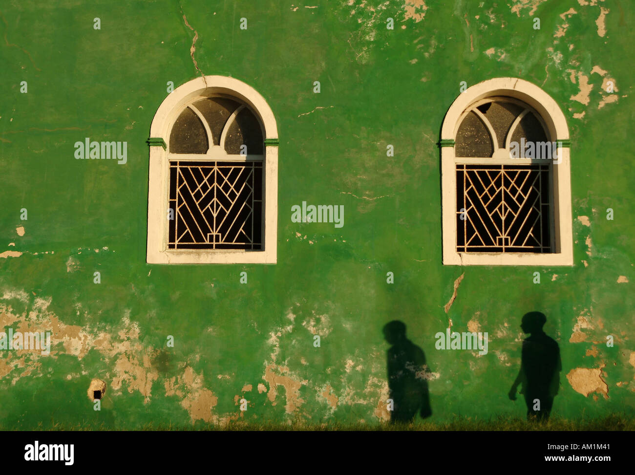 L'elegante e colorata verde moschea, il quale è affacciato sull'isola di mercato. Ilha de Mozambico. Mozambico, Africa. Foto Stock