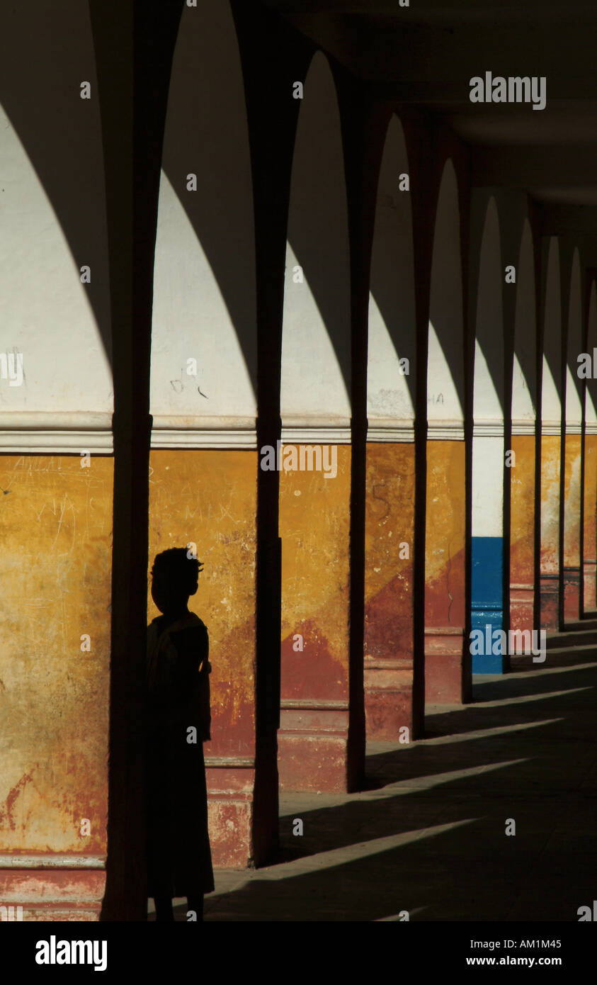 Una silhouette di una ragazza in un arco sulla isola di Ilha de Mozambico. Sud Africa Foto Stock