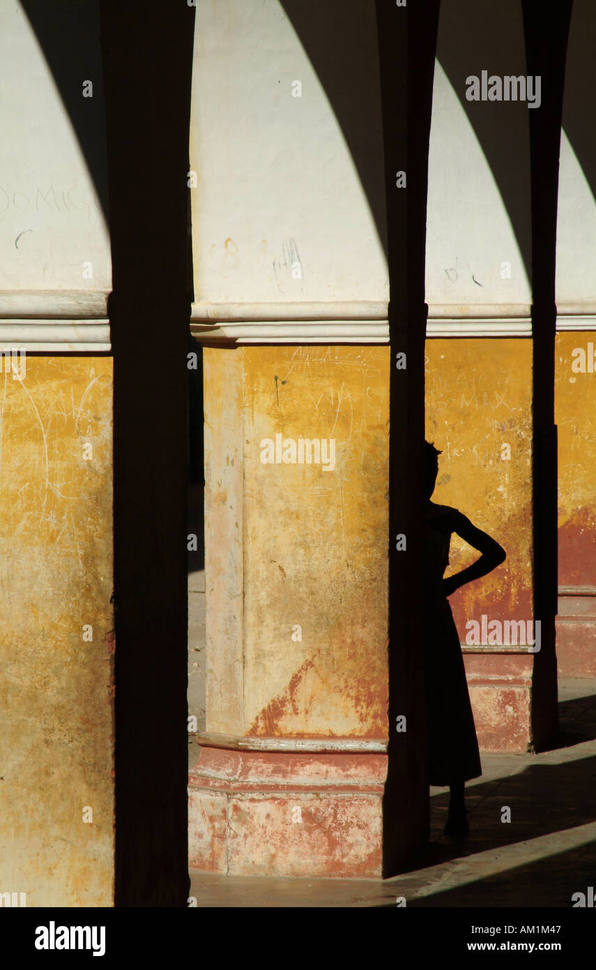 Una silhouette di una ragazza in un arco sulla isola di Ilha de Mozambico. Sud Africa Foto Stock