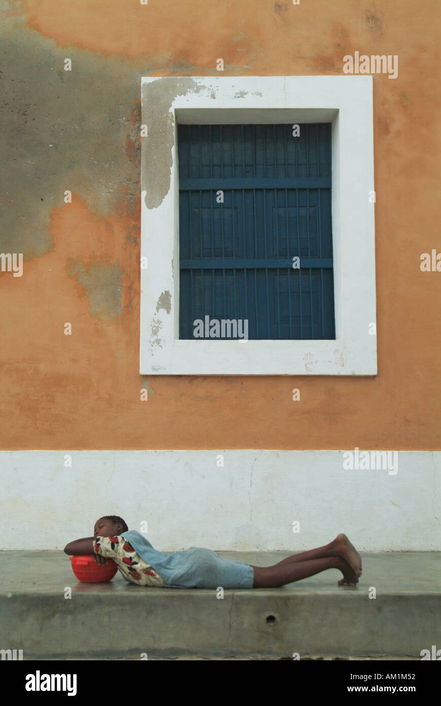 Un usurato bambino dorme su un paniere di cibo egli è stata la vendita al mercato. Ilha de Mozambico Mozambico, Sud Africa Foto Stock