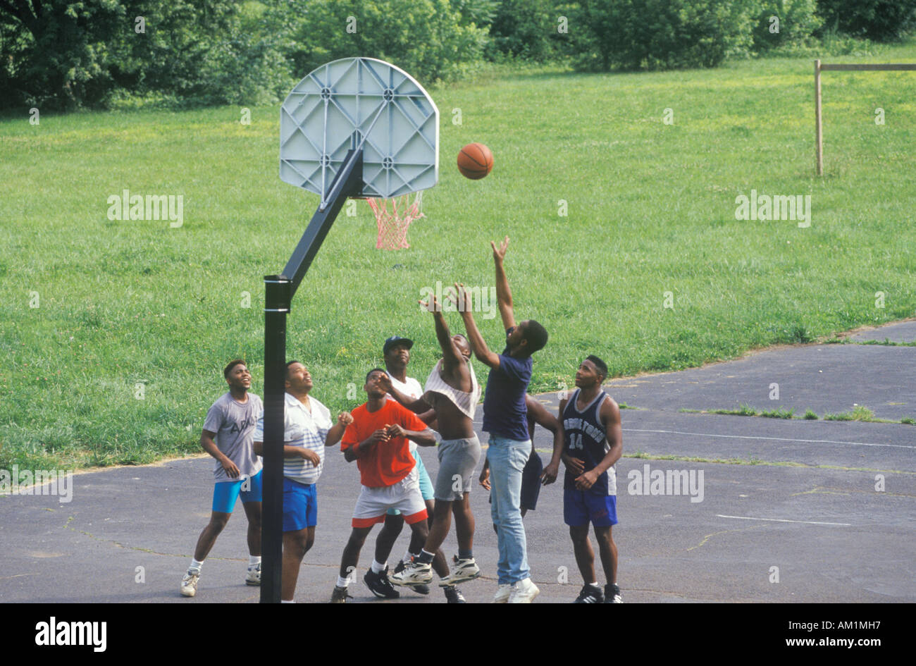 Gruppi di afro-americano di giovani giocare street basketball Blue Ridge Virginia Foto Stock