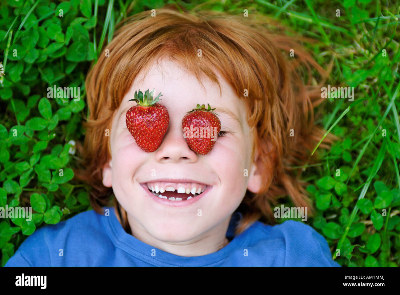 Bambino mangiare fragole Foto Stock