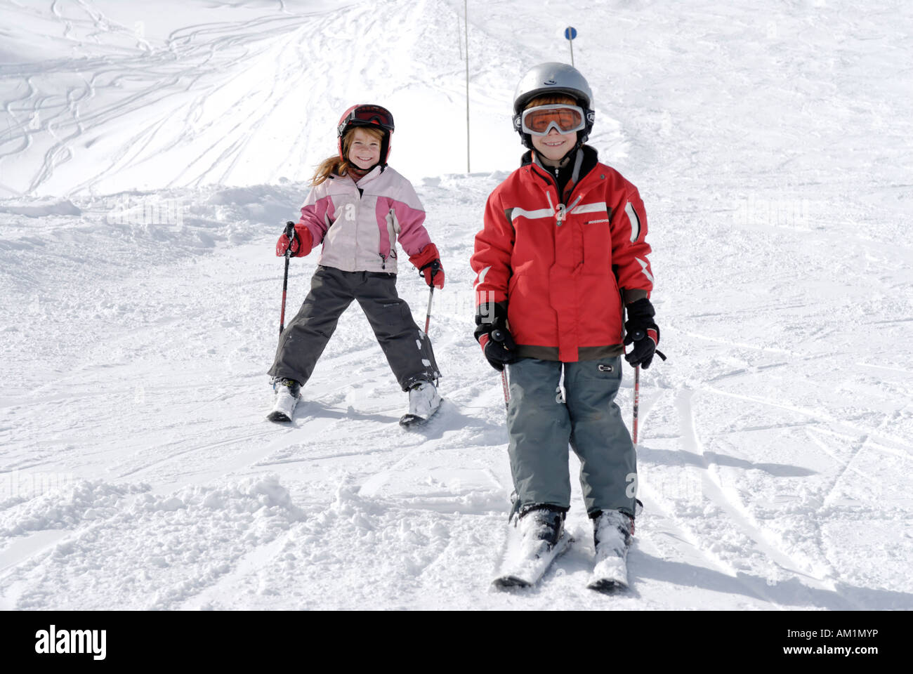 Due bambini Sciare in montagna Foto Stock