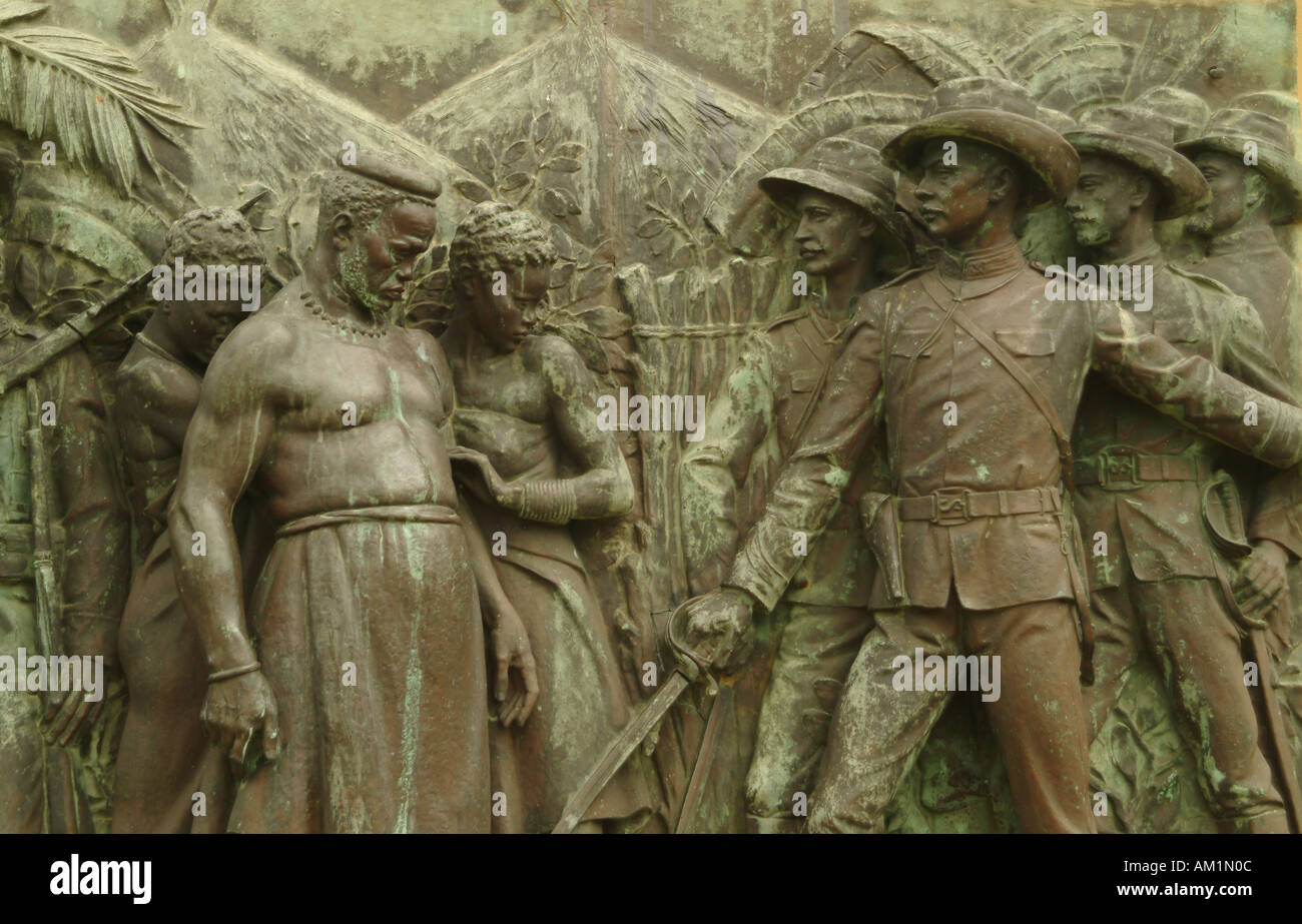 Coloniale portoghese scultura raffigurante la colonizzazione militare del Mozambico in un forte in Mozambico la capitale Maputo. Africa Foto Stock