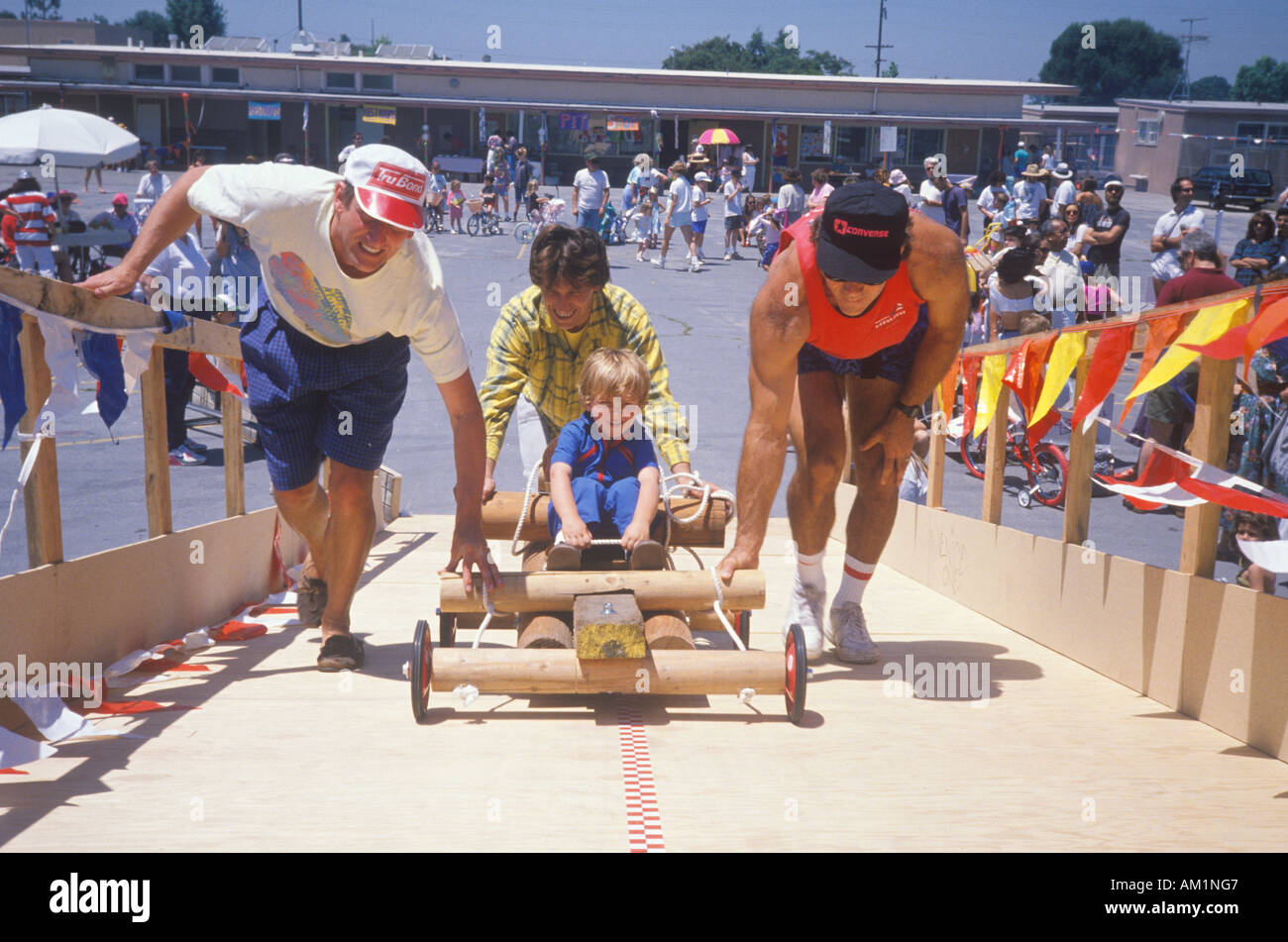 I genitori con bambini in Soap Box Derby Venezia CA Foto Stock