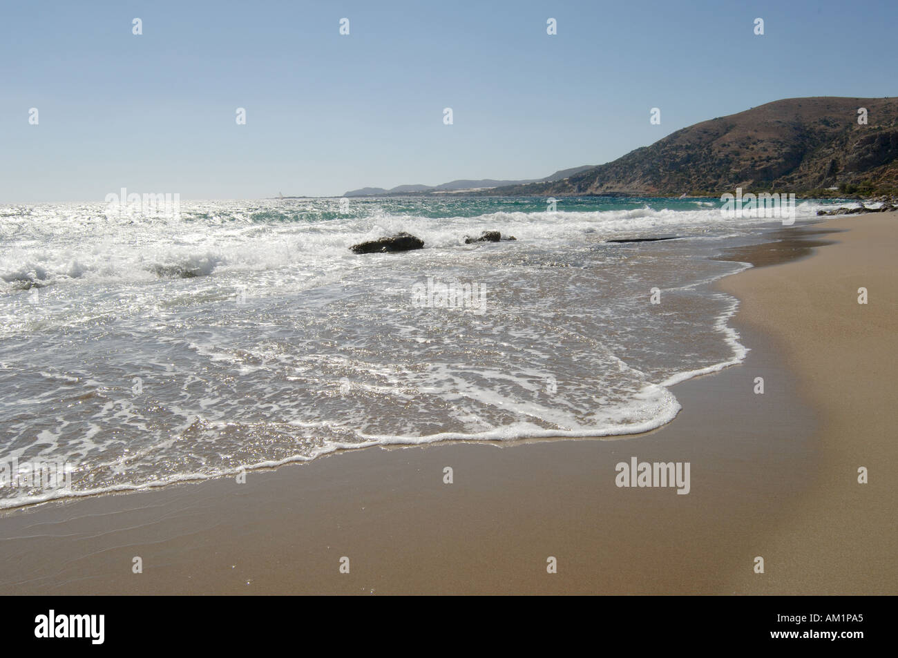 Onde in rotolamento sulla spiaggia di Paleochora nel sud occidentale di Creta Foto Stock