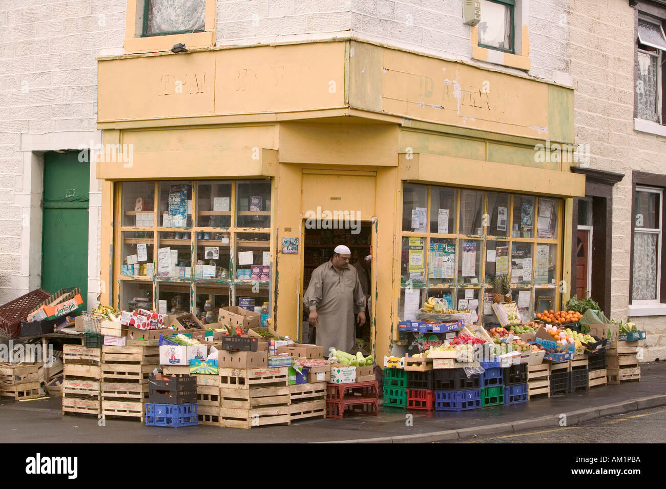 Un angolo Pakistani shop in una corsa verso il basso area di Brnley Lancashire Foto Stock
