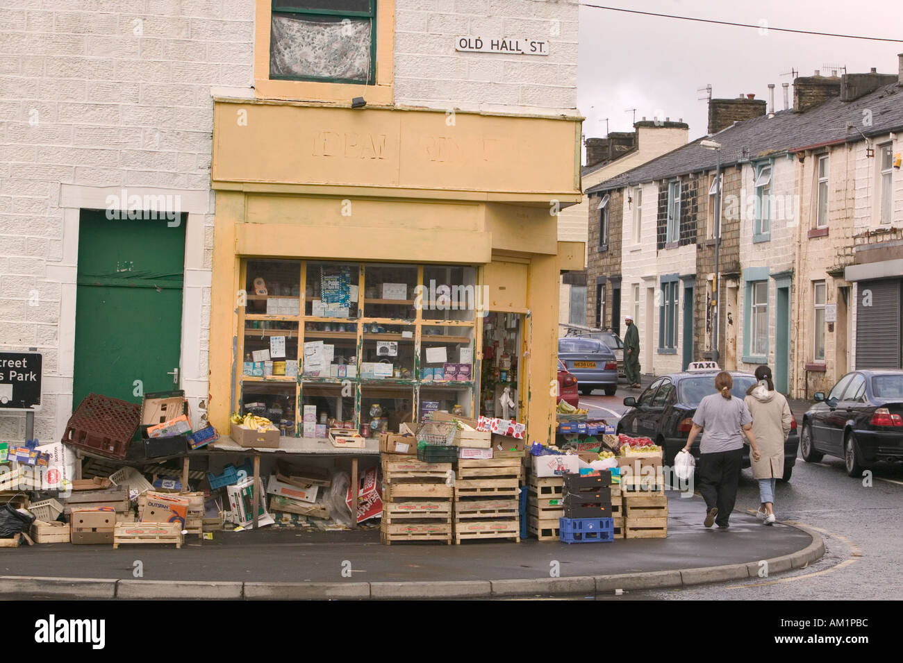Un angolo Pakistani shop in una corsa verso il basso area di Brnley Lancashire Foto Stock