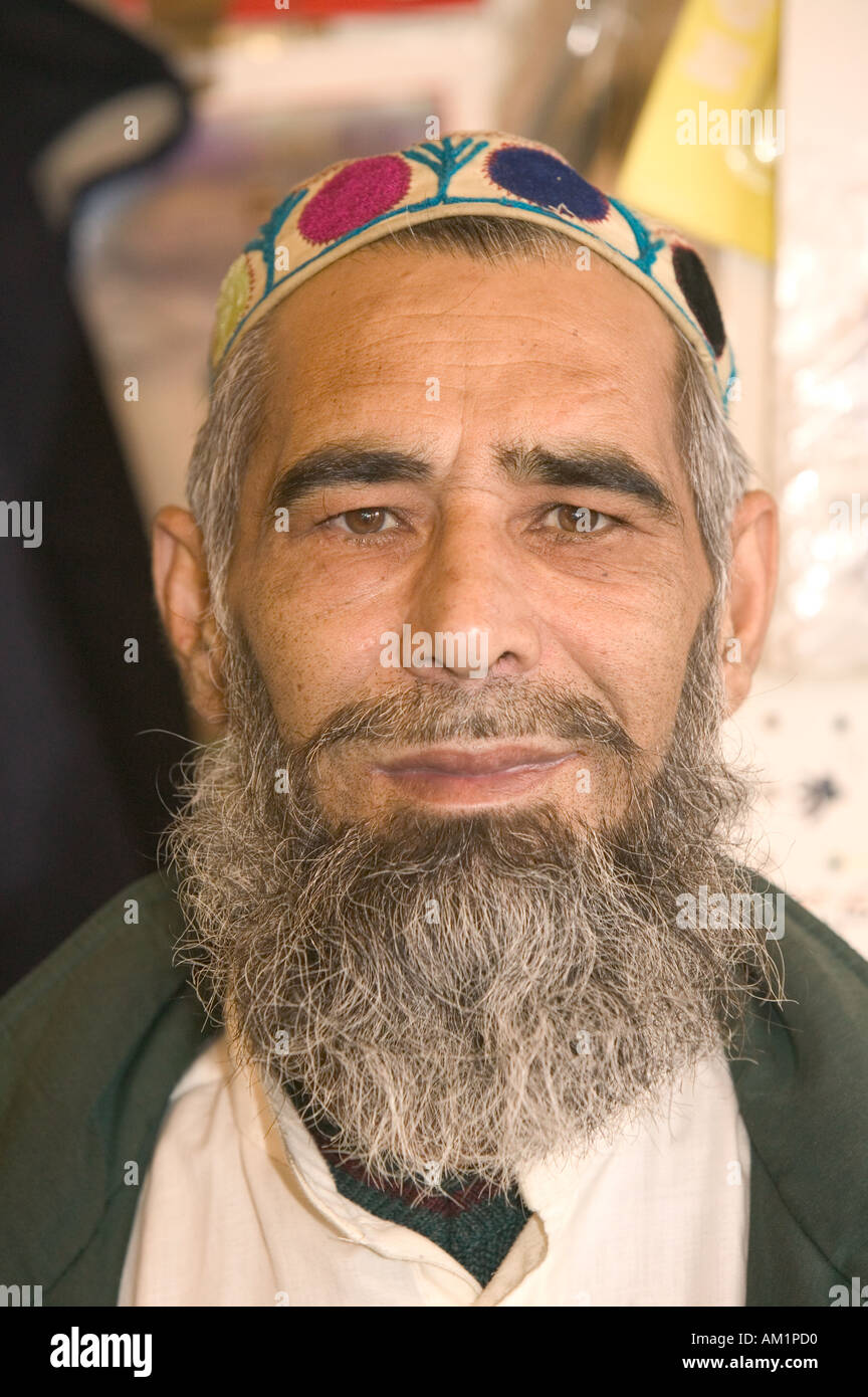 Un pakistano negoziante in un negozio asiatico a Burnley Lancashire Foto Stock