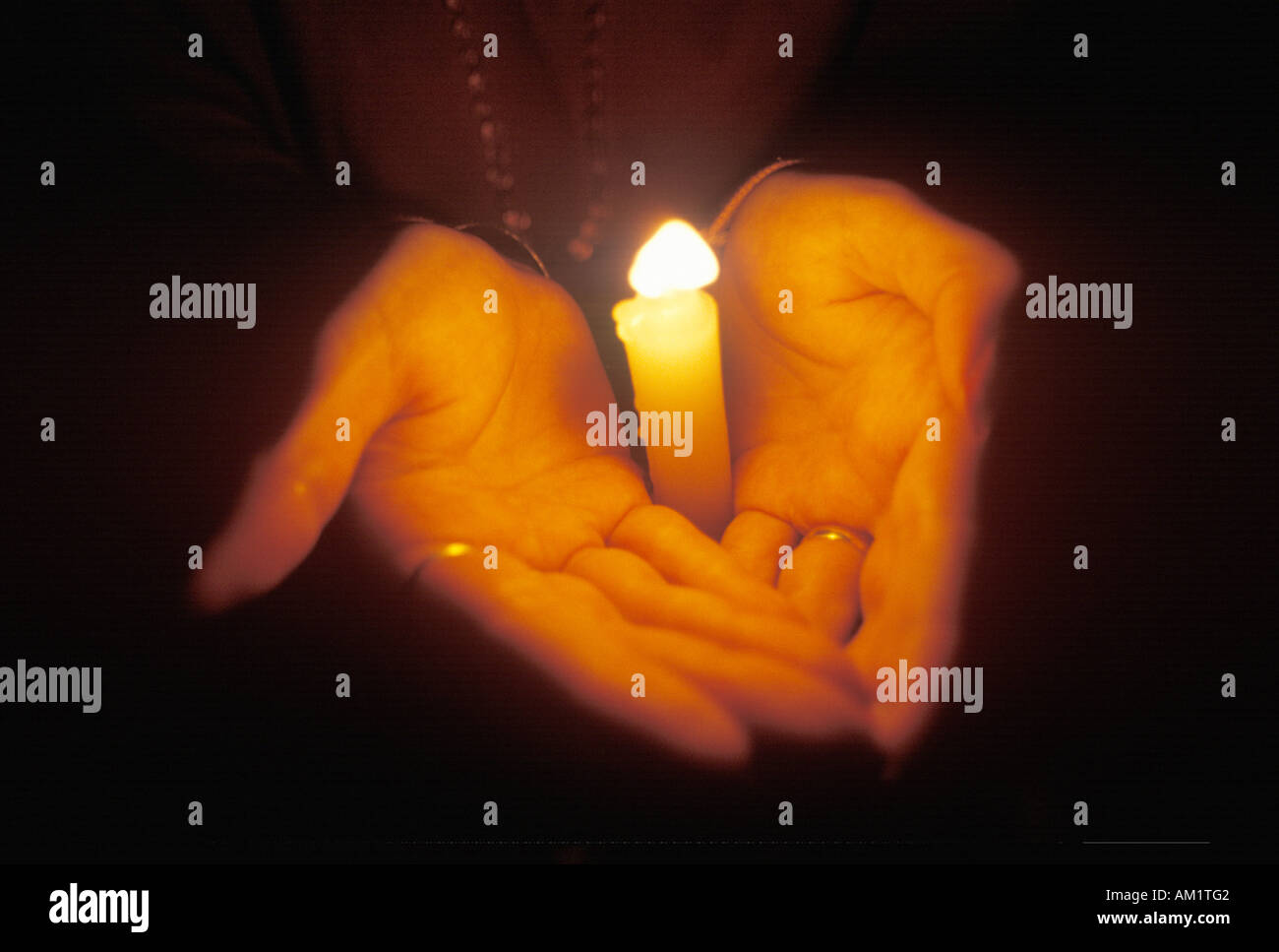 Mani che tengono le donne di candela per la cessazione della guerra bosniaca Foto Stock