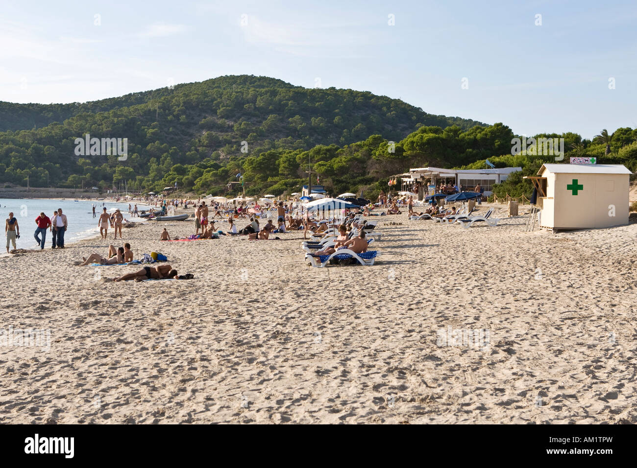 Les Salinas spiaggia con ristorante Jockey Club, Ibiza, Balearen, Spanien Foto Stock