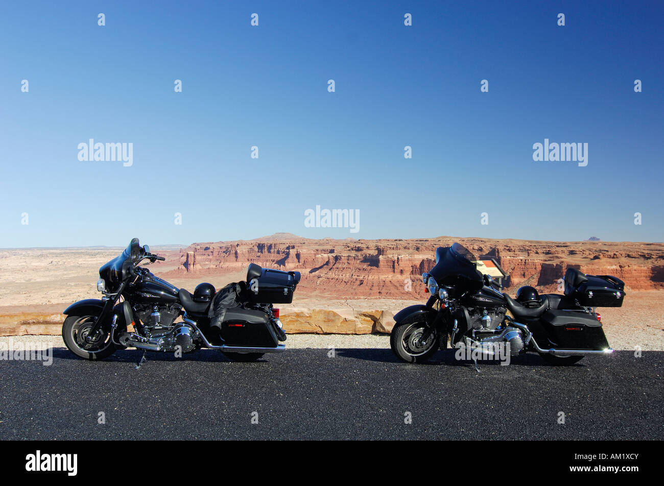 Due motocycles, Harley Davidson, parcheggio su strada, Utah, Stati Uniti d'America Foto Stock