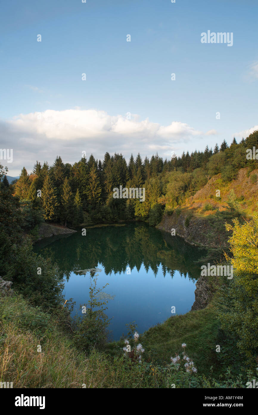 Il basalto lago vicino Riedenberg, Rhoen, Franconia, Baviera, Germania Foto Stock