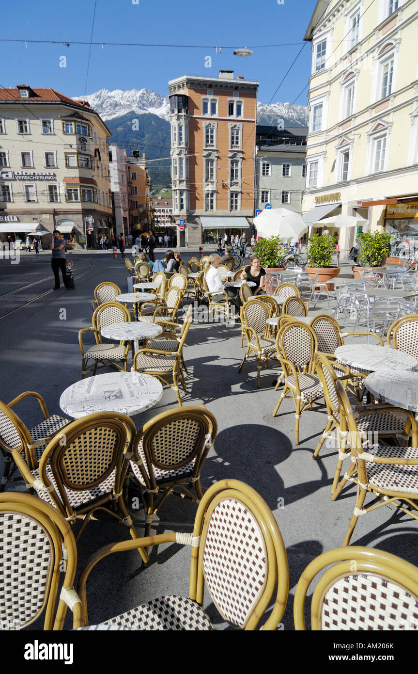 Cafè sul marciapiede, Maria Theresien Strasse, Innsbruck, in Tirolo, Austria Foto Stock