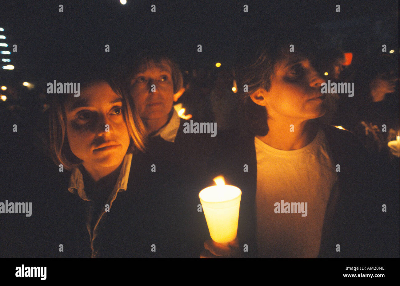 Tre donne con candela Donne per la cessazione della guerra bosniaca Foto Stock