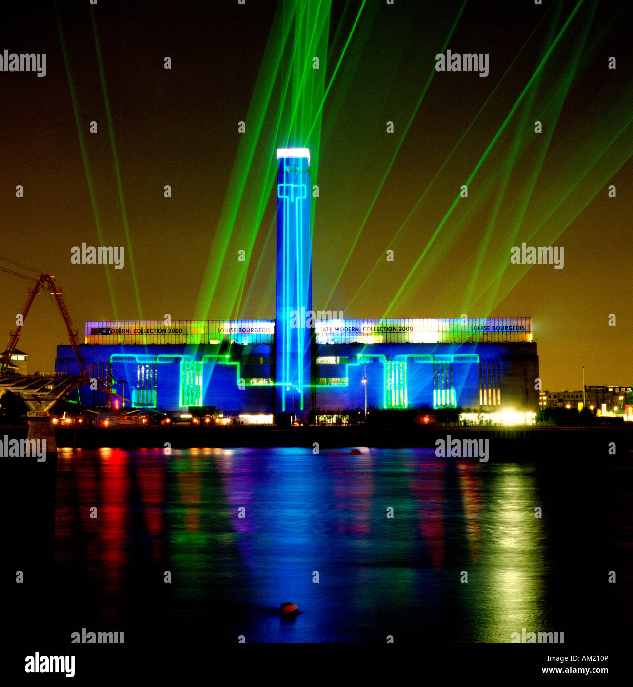 Nuova Tate Modern Gallery si apre al fantastico spettacolo laser attraverso il Fiume Tamigi a Londra il 12 maggio 2000 Foto Stock