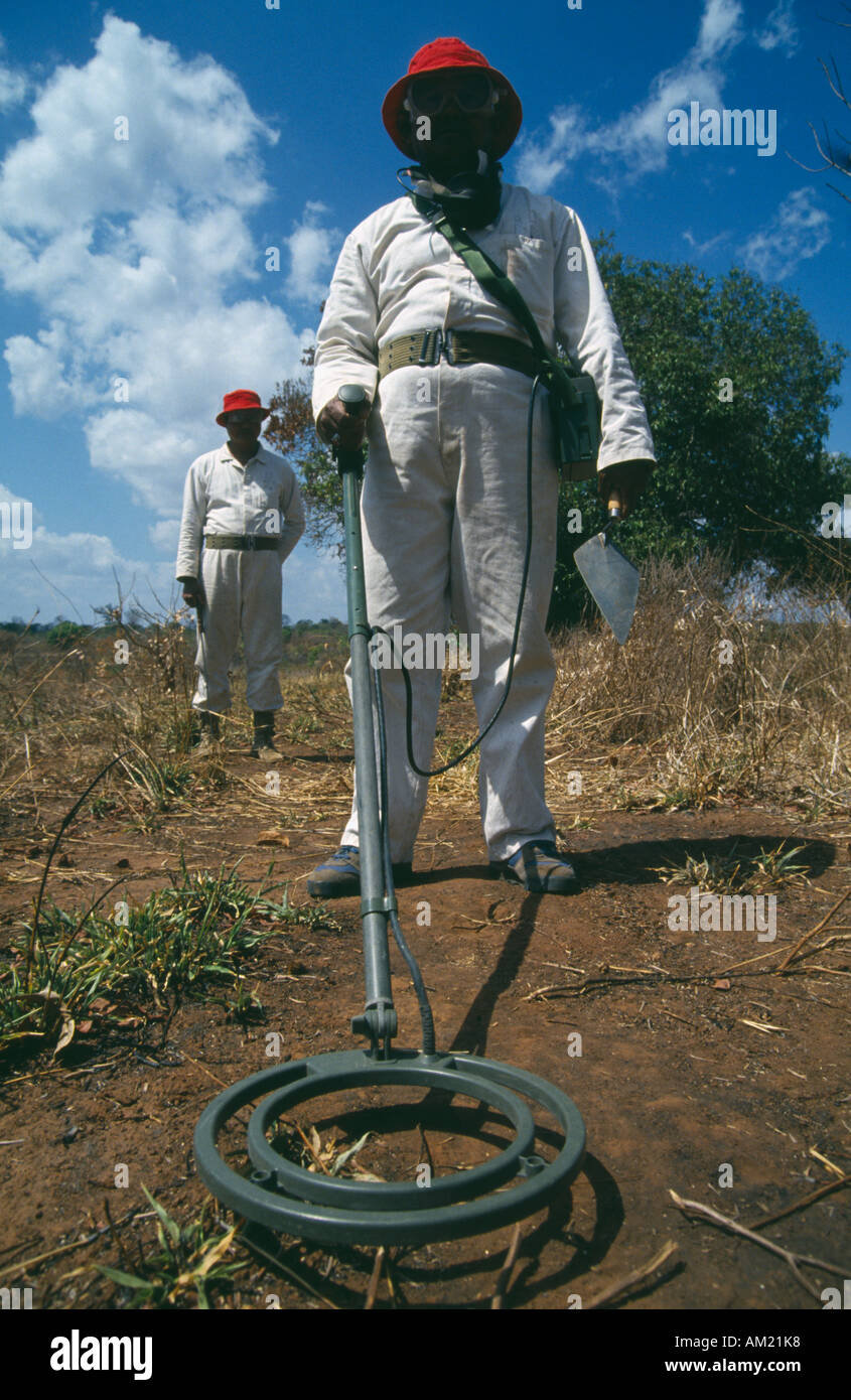 Mozambico Africa Orientale Dombe persone opera militare lo sminamento lavoratori azienda rivelatore di metalli e la messa a terra Foto Stock