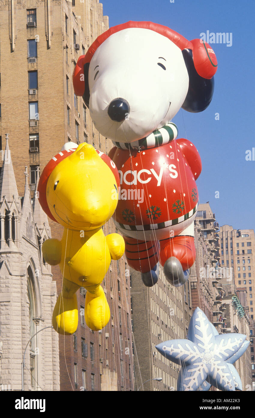 Snoopy e Woodstock palloncini in Macy s la Giornata del Ringraziamento  Parade New York City New York Foto stock - Alamy