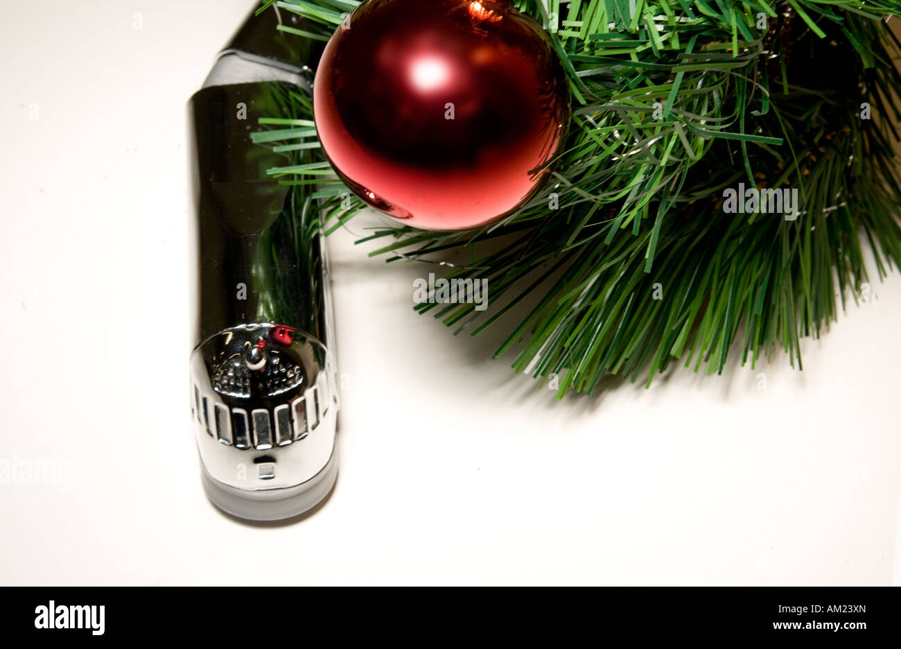 Toy Train sotto un albero di Natale con un ornamento. Foto Stock
