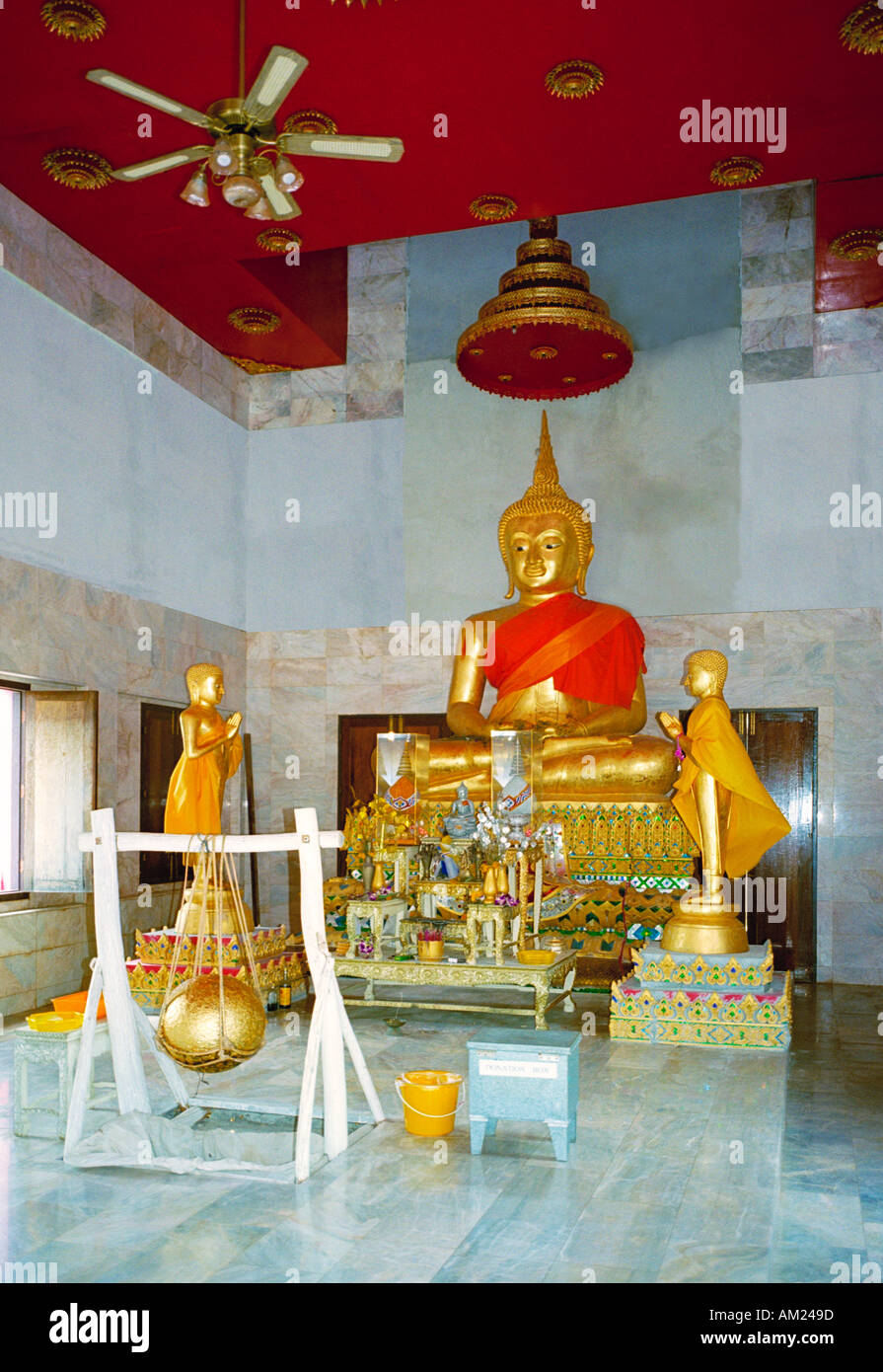 L'interno di Wat Khunaram con la palla dorata per rendere merito in primo piano Foto Stock