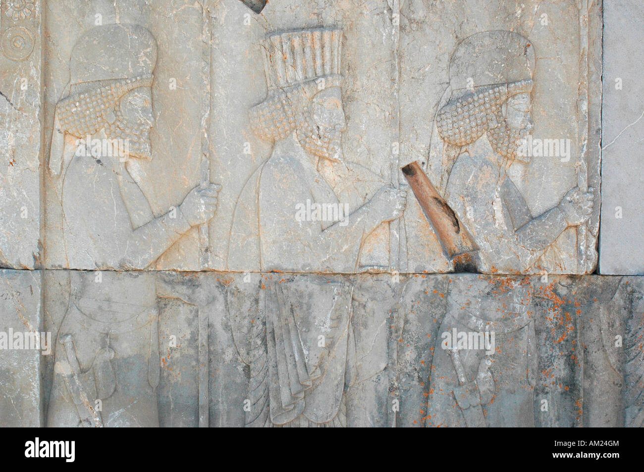 Rilievi di guerrieri in palazzo Apadana scale PERSEPOLIS Iran Foto Stock