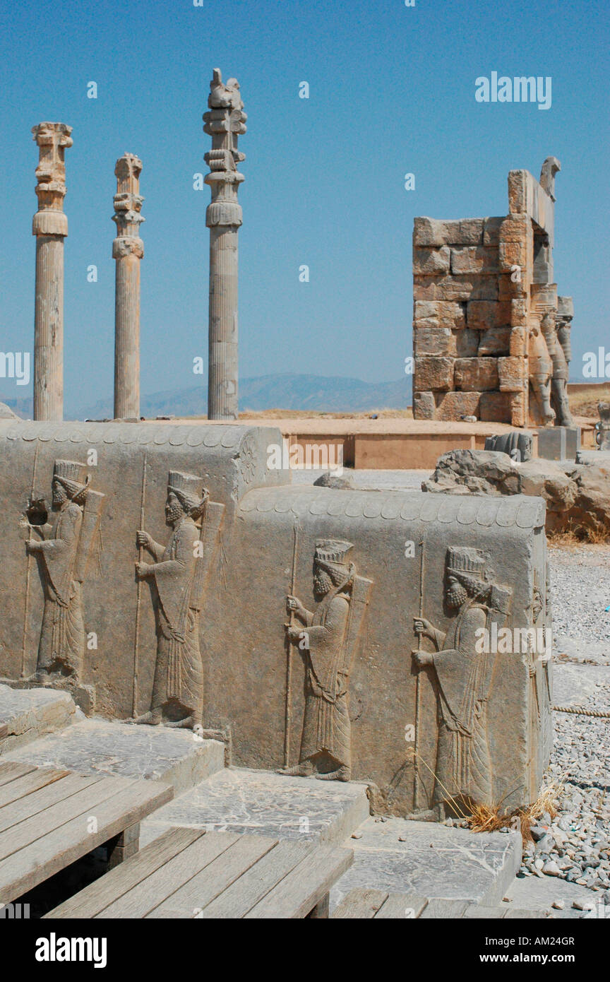 Rilievi di guerrieri di fronte al Gate di Xerxes PERSEPOLIS Iran Foto Stock