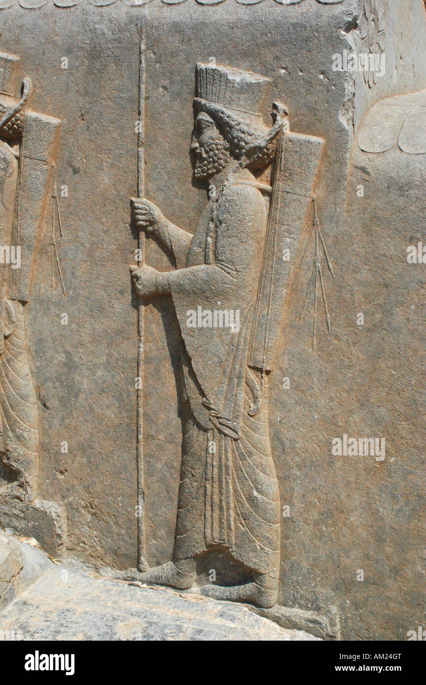 Rilievi di guerrieri in palazzo Apadana scale PERSEPOLIS Iran Foto Stock
