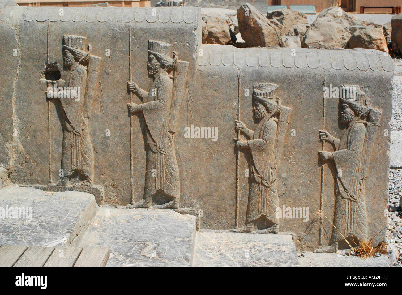 Rilievi di guerrieri in palazzo Apadana scale PERSEPOLIS Iran Foto Stock