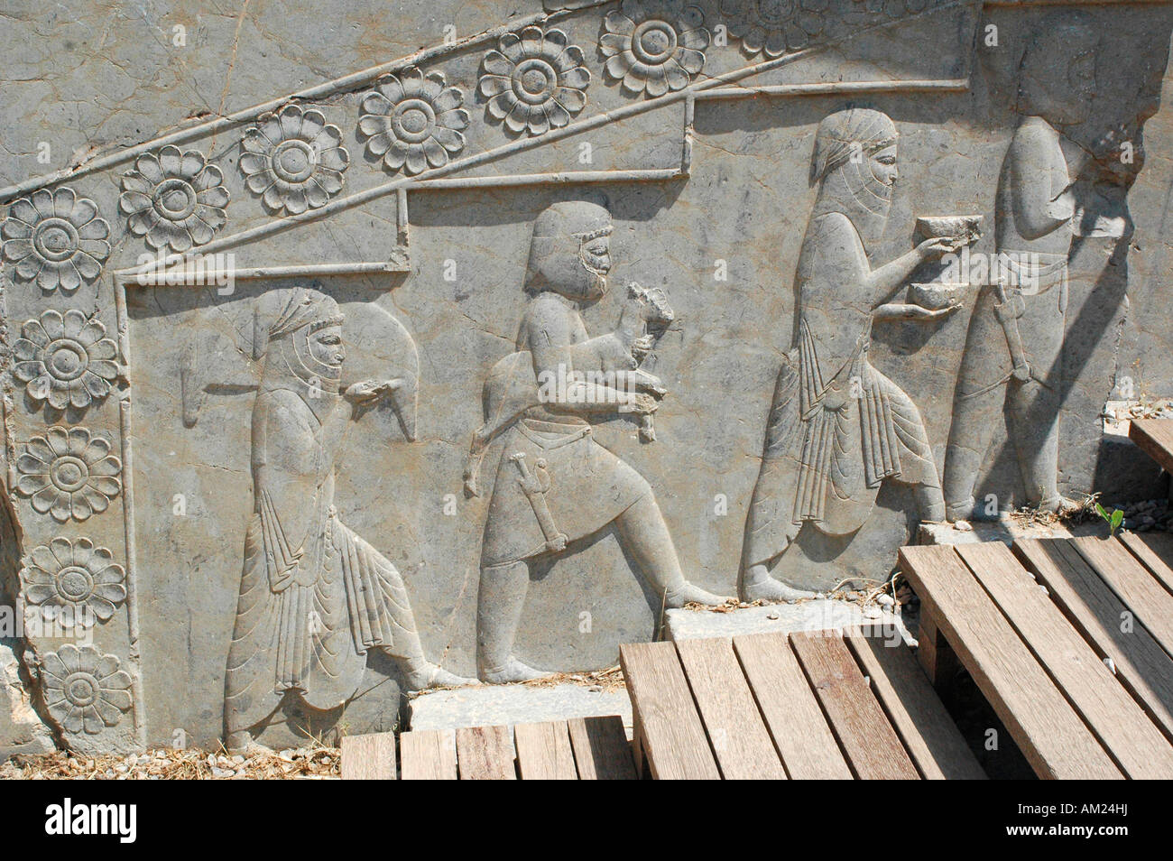 Schiavi e soldati che portano doni per il persiano imperatore nel palazzo Dario scale PERSEPOLIS Iran Foto Stock