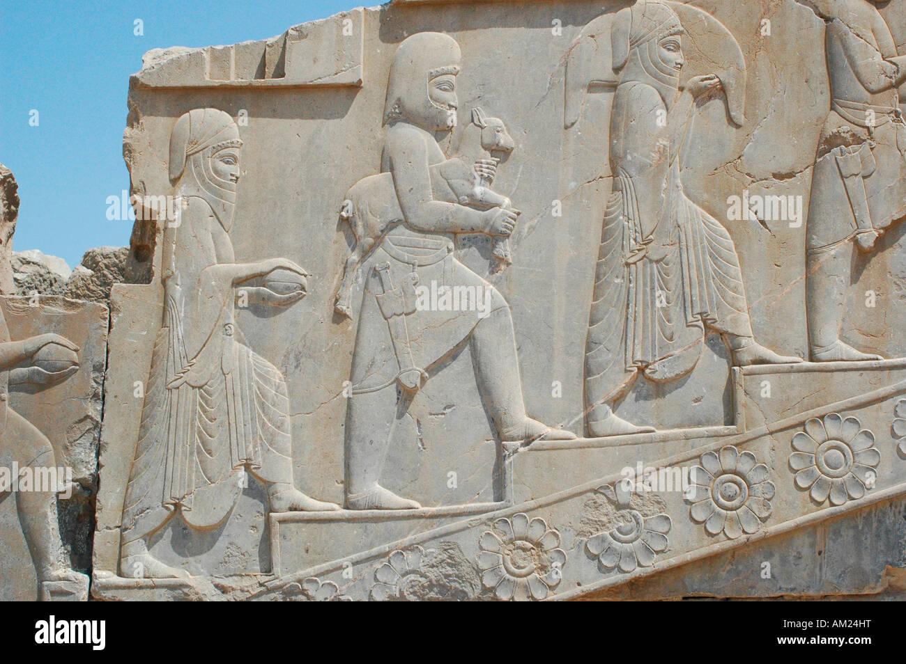 Schiavi e soldati che portano doni per il persiano imperatore nel palazzo Dario scale PERSEPOLIS Iran Foto Stock