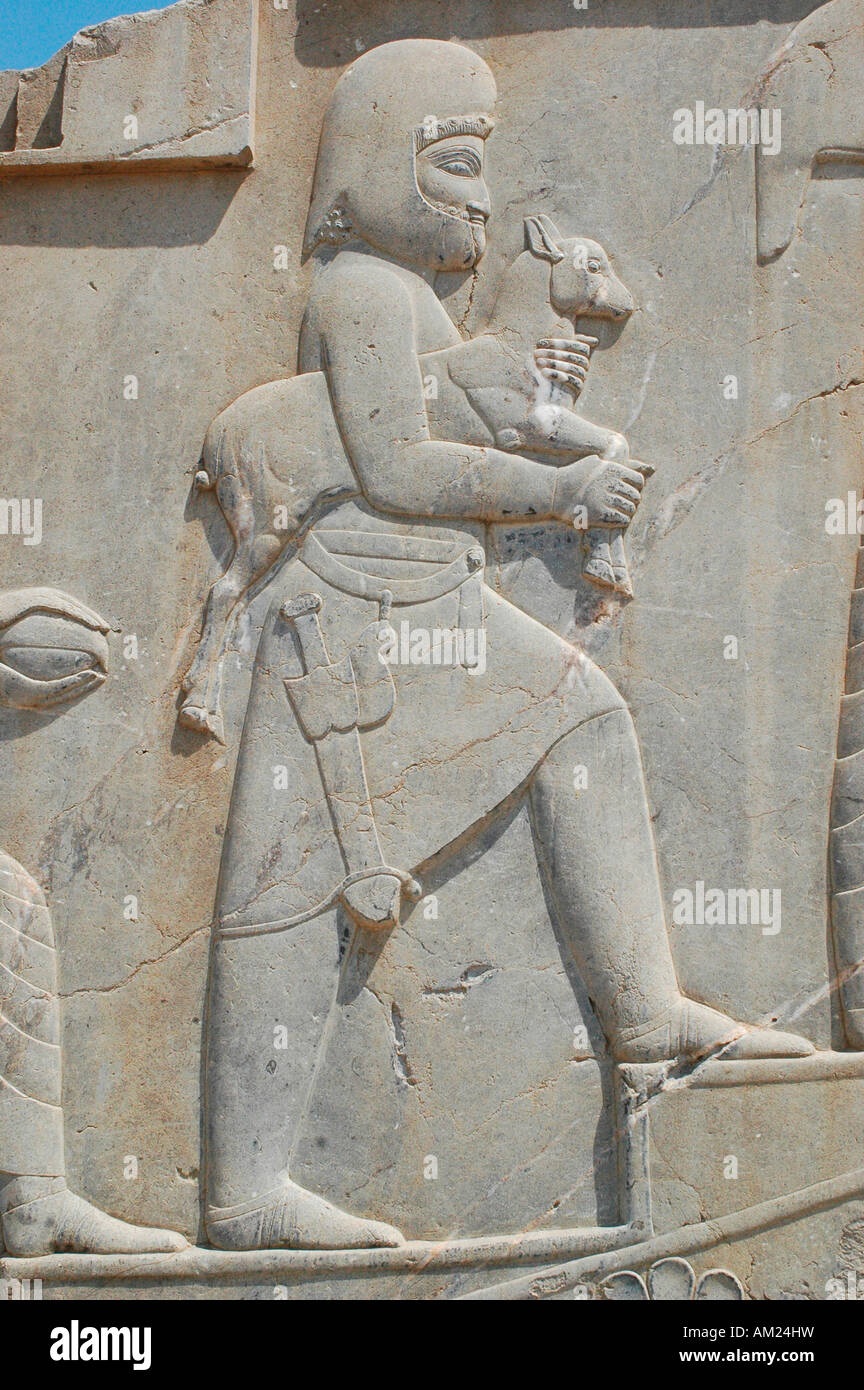 Schiavi e soldati che portano doni per il persiano imperatore nel palazzo Dario scale PERSEPOLIS Iran Foto Stock