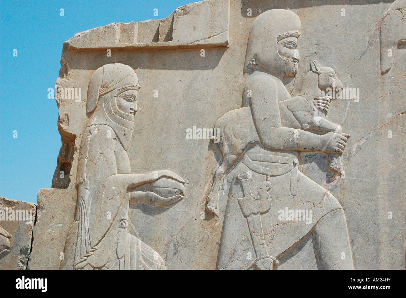Schiavi e soldati che portano doni per il persiano imperatore nel palazzo Dario scale PERSEPOLIS Iran Foto Stock