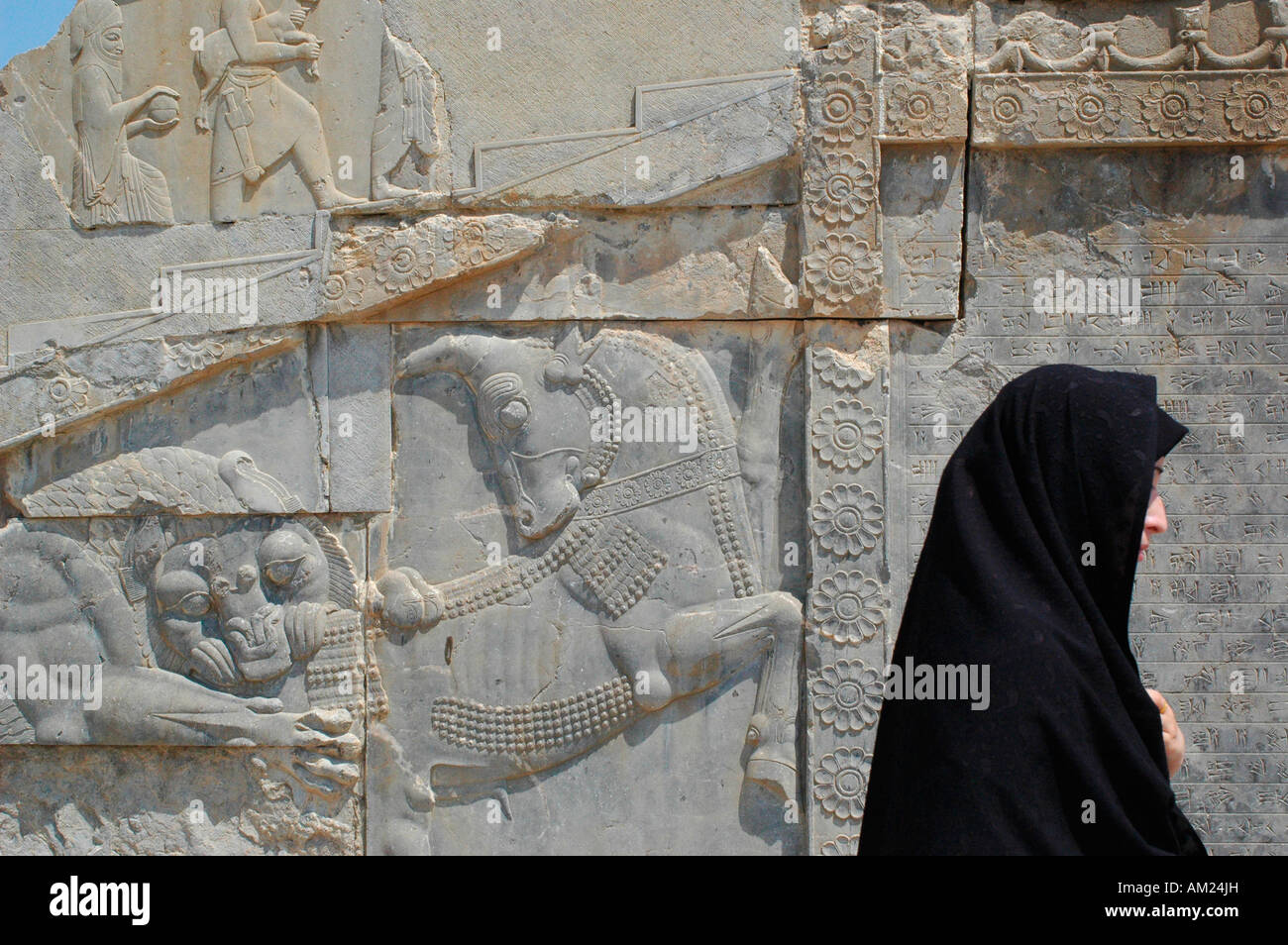 Angra Mainyu lion uccide il toro primordiale in palazzo Dario PERSEPOLIS Iran Foto Stock
