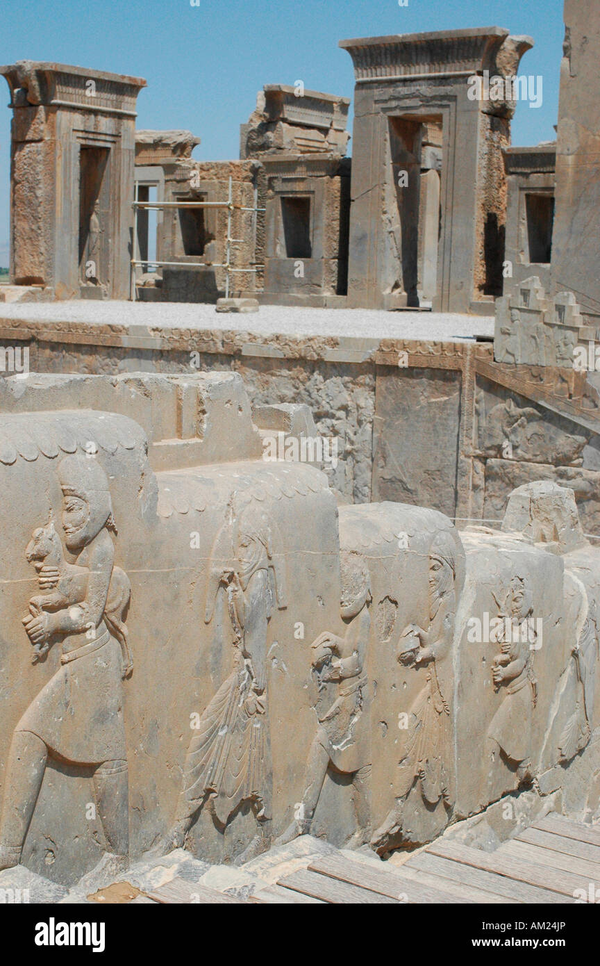 Schiavi e soldati che portano doni per il persiano imperatore nel palazzo Dario scale PERSEPOLIS Iran Foto Stock