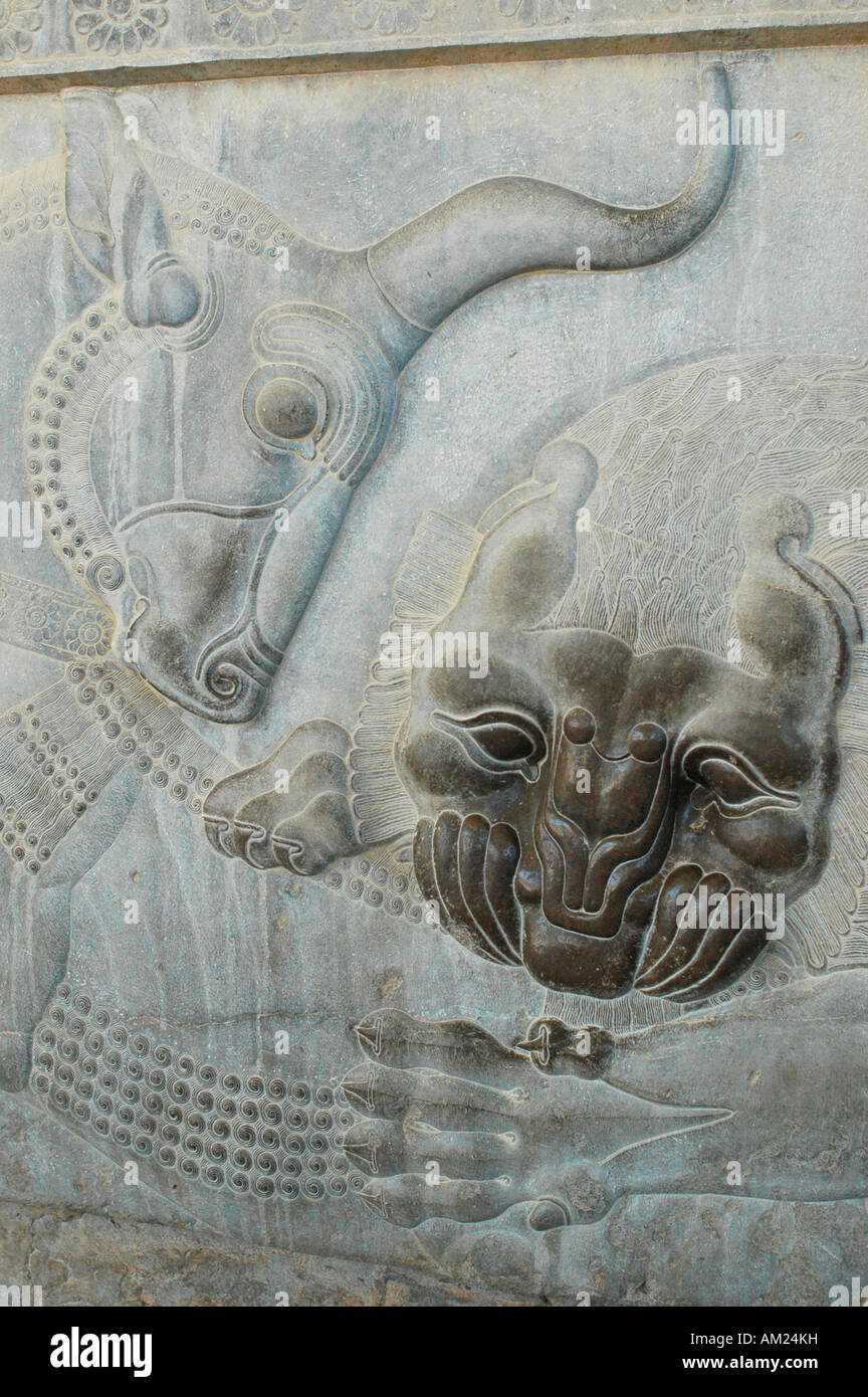 Angra Mainyu lion uccide il toro primordiale nella sala dell'udienza al palazzo Xerxes PERSEPOLIS Iran Foto Stock